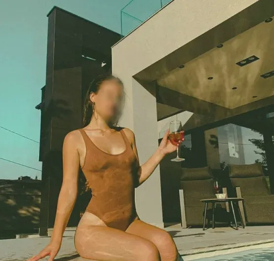 Amina, 30